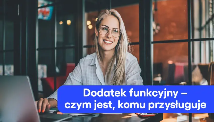 Uśmiechnięta blondynka w okularach pracuje przy laptopie. Na ekranie widnieje napis "Dodatek funkcyjny – czym jest, komu przysługuje".
