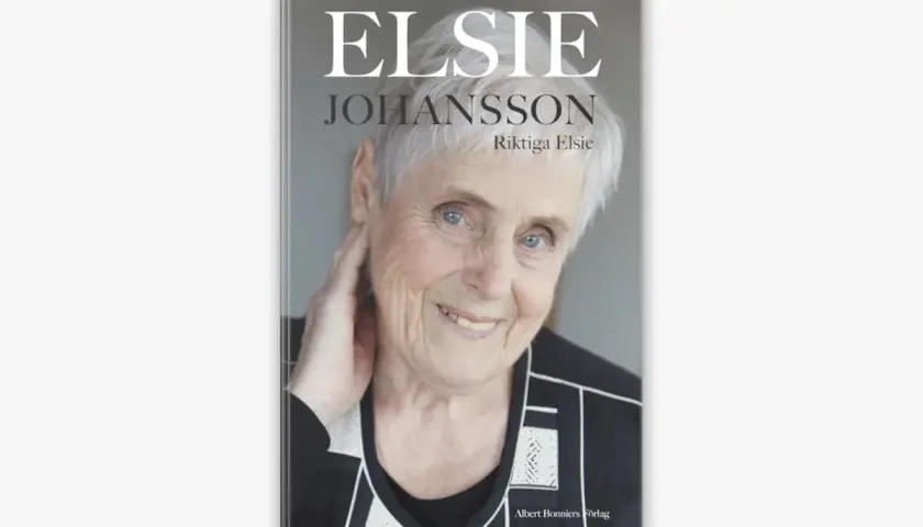 Omslaget till boken "Elsie Johansson: Riktiga Elsie" visar ett porträtt av en äldre kvinna med grått hår och blå ögon.