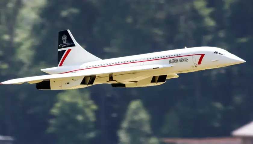 Concorde British Airways, symbolizujący jak szybko lecieć samolotem, w locie.