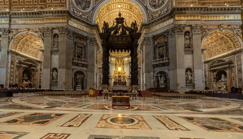 Interno maestoso della Basilica di San Pietro, un luogo imperdibile per chi decide di visitare Roma.