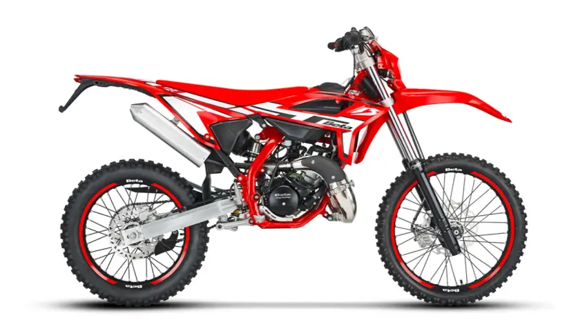 Moto da cross rossa Beta RR 50, pronta per l'avventura. L'olio motore Beta RR 50 garantisce prestazioni ottimali.
