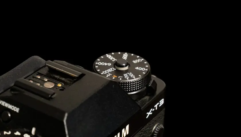 Pokrętło czułości ISO aparatu Fujifilm X-T3 ustawione na 400.