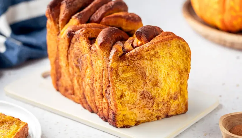 Pane fatto in casa ricetta della nonna, soffice e dorato, con un profumo di cannella che ricorda i dolci autunnali.