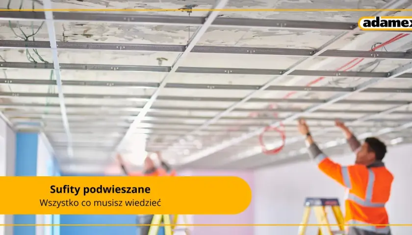 Montaż podwieszanego sufitu. Widoczna konstrukcja metalowa i instalacje.