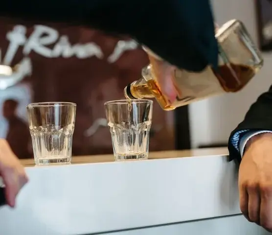 Ile alkoholu na wesele? Sprawdź, jak uniknąć marnotrawstwa