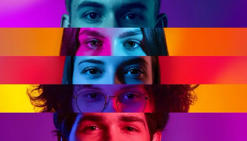 Occhi di persone diverse, illuminati da luci che ricordano quali sono i tre colori primari: rosso, giallo e blu.