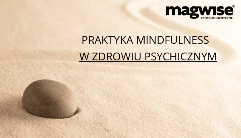 Kamień na piasku symbolizuje spokój i skupienie, czyli co to jest mindfulness. Praktyka mindfulness w zdrowiu psychicznym.