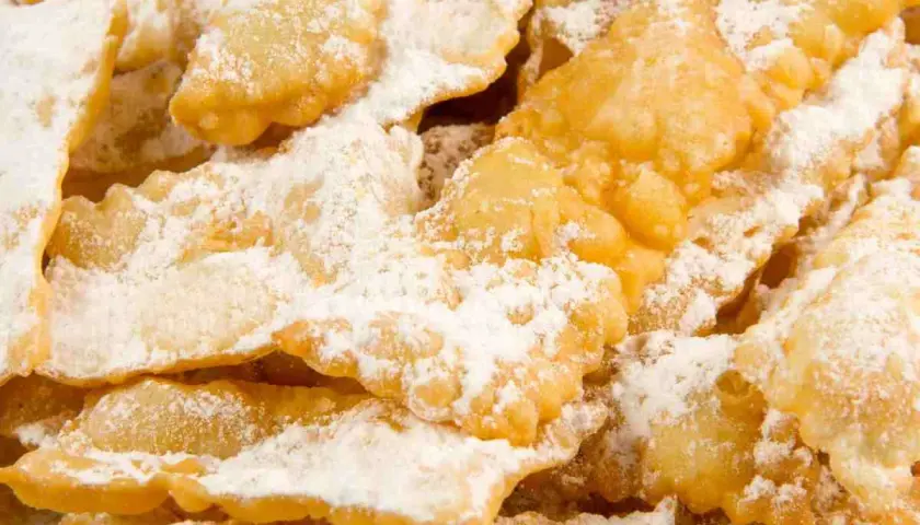 Frappe croccanti e dorate, cosparse di zucchero a velo. Una deliziosa frappe ricetta per Carnevale.