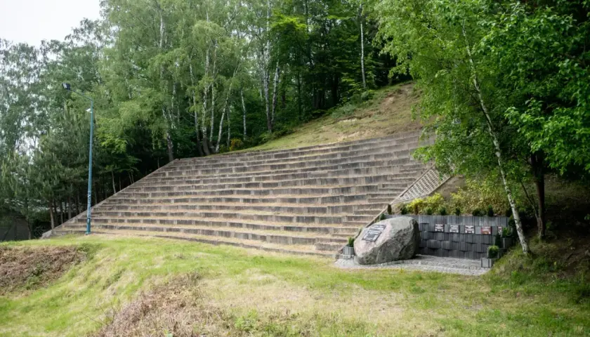 Kamienne trybuny i głaz pamiątkowy przy starym stadionie Arki Gdynia.
