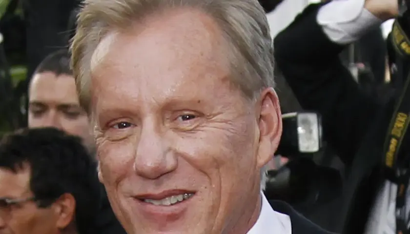 Uśmiechnięty James Woods, znany z wielu niezapomnianych ról w filmach, pozuje do zdjęć.