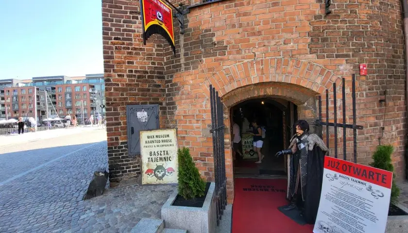 Wejdź do Baszty Tajemnic, gdzie czekają woskowe figury, piraci i mroczne historie. Muzeum zaprasza!