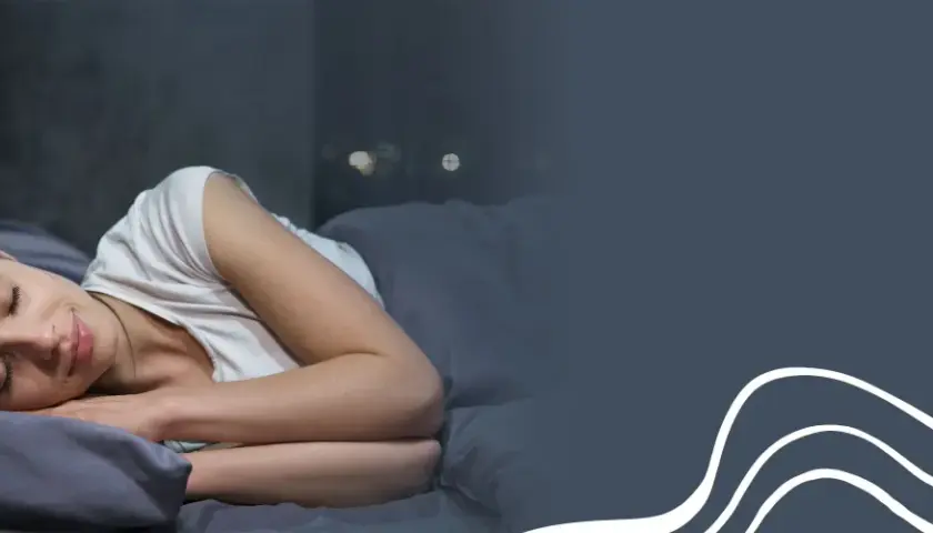 Kobieta śpi spokojnie, jak po udanej medytacji na sen. Jej twarz wyraża błogi spokój.