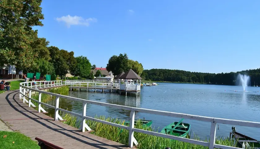 Spacer po promenadzie nad jeziorem, altanka i fontanna to główne **barlinek atrakcje**.