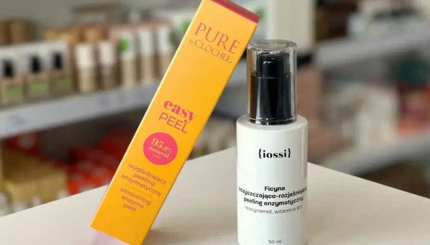 Peeling enzymatyczny {iossi} i jego kartonik "easy PEEL" od CLOCHEE. Idealny do walki z zaskórnikami zamkniętymi.