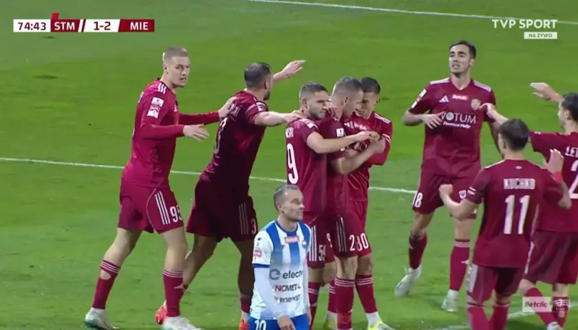 Piłkarze Miedzi Legnica świętują bramkę w meczu przeciwko Stali Mielec. Wynik 1-2 dla Miedzi.