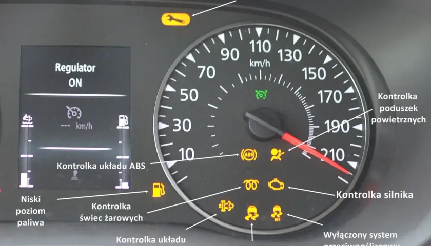 Deska rozdzielcza Nissan Qashqai z zapalonymi żółtymi kontrolkami: silnika, ABS, poduszek powietrznych, świec żarowych, niskiego poziomu paliwa i innymi.
