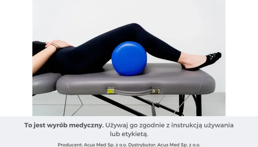 Osoba leży na kozetce, z niebieską piłką pod plecami. To może być element ćwiczeń na rwę kulszową.