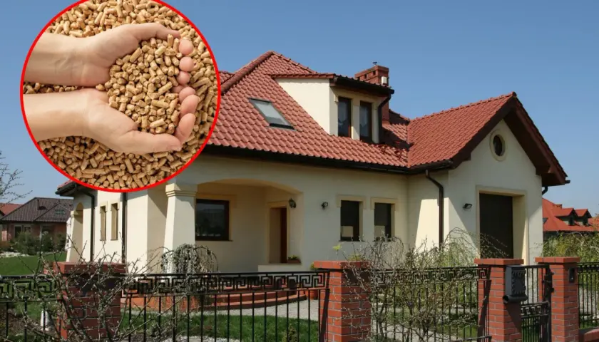 Czym ogrzewać stary dom? Oto rozwiązanie: pellet drzewny w dłoniach i nowoczesny dom z czerwonym dachem.