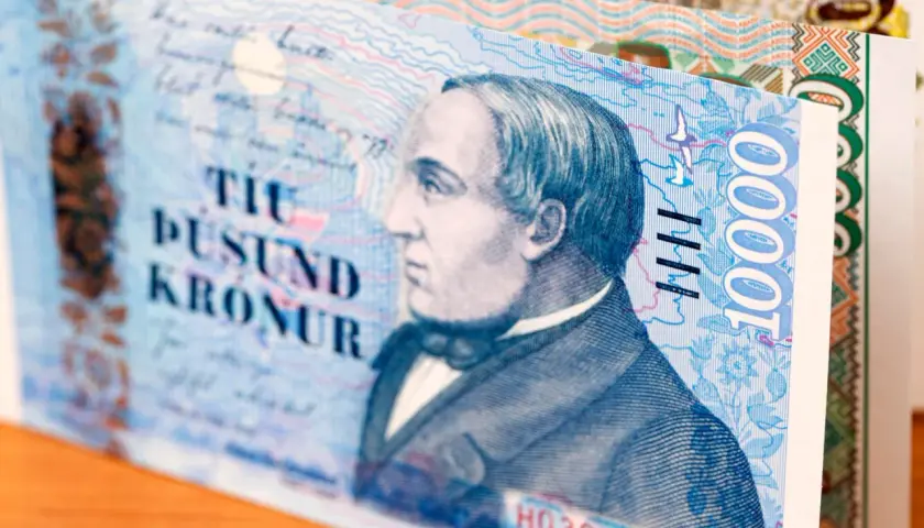 Fragment banknotu 10 000 koron islandzkich. Widoczny portret mężczyzny i cyfra 10000.