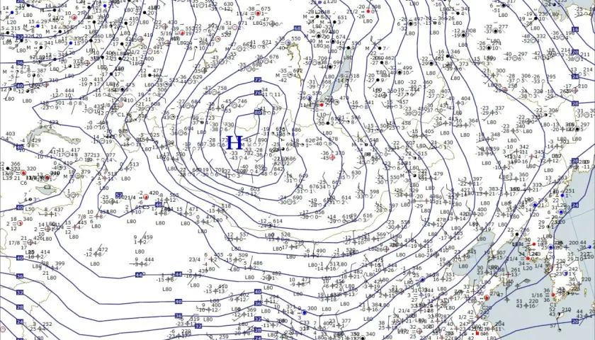 Mapa synoptyczna z zaznaczonymi izobarami. Ciśnienie 1021 hPa jest umiarkowane, nie jest wysokie.