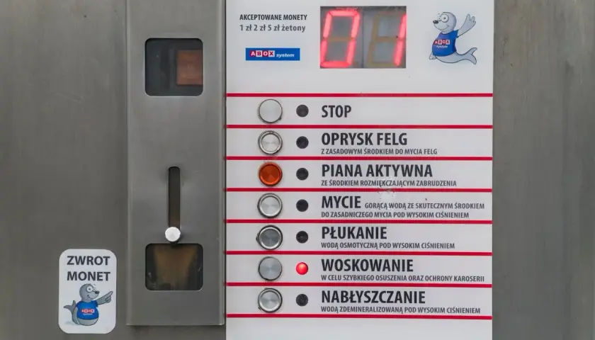 Panel myjni bezdotykowej ABOX. Wybierz program: stop, oprysk felg, piana aktywna, mycie, płukanie, woskowanie, nabłyszczanie. Poznaj myjnia bezdotykowa triki.