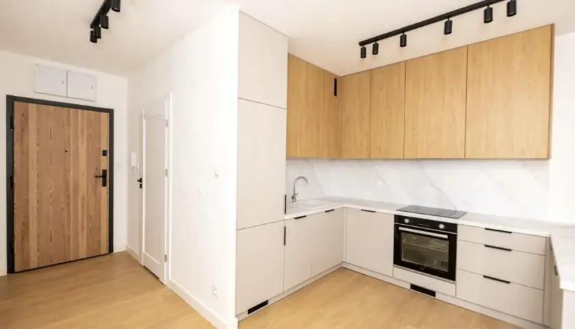 Nowoczesna kuchnia i przedpokój po remoncie. Zastanawiasz się, ile kosztuje kapitalny remont mieszkania 60m2?