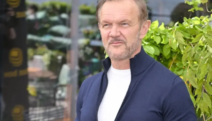Cezary Pazura, znany aktor, w granatowym swetrze. Ile ma lat Cezary Pazura? Wiek aktora to tajemnica, ale wygląda świetnie!