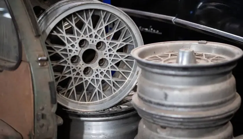 Stare felgi aluminiowe czekają na renowację. Zastanawiasz się, czym wyczyścić aluminium, by znów lśniło?
