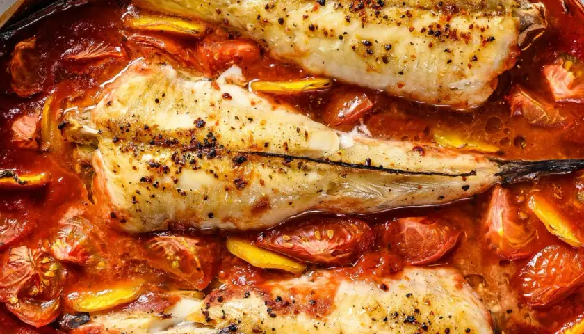 Rape al horno con tomates y limón. Un plato principal perfecto para tus recetas de rape.