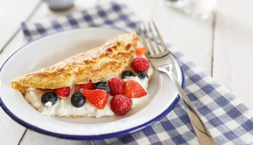 Słodki omlet z twarożkiem i owocami leśnymi. Idealny przepis na omlet na słodko.