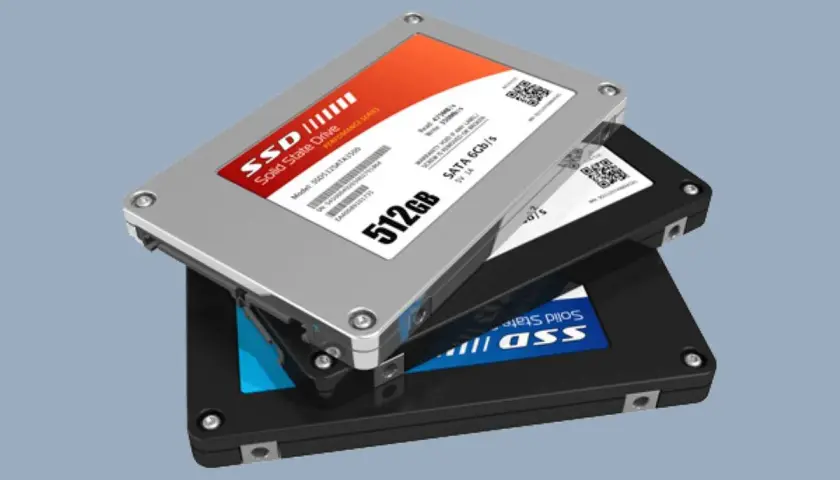 Trois disques SSD empilés, dont un modèle 512 Go avec interface serial ata, prêts à accélérer votre ordinateur.