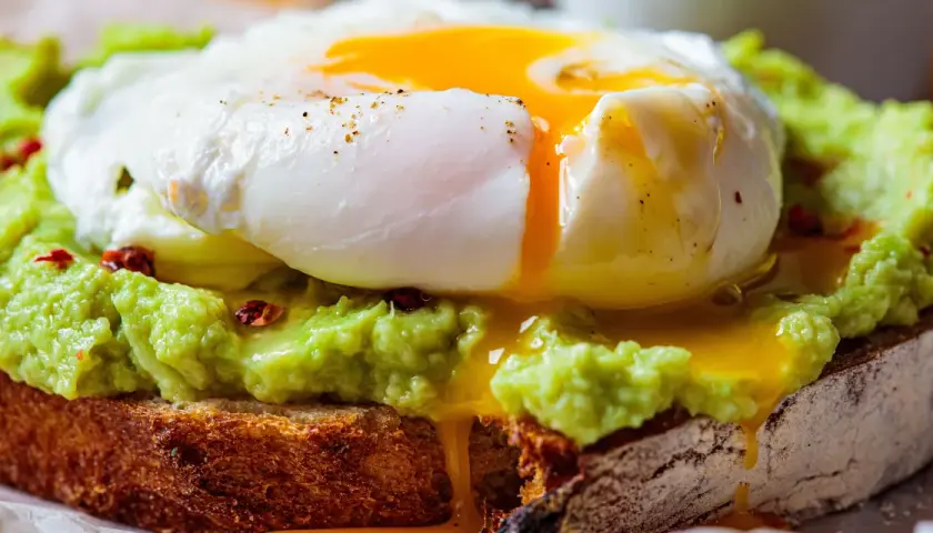 Avocado toast avec œuf poché coulant, une recette simple et délicieuse.