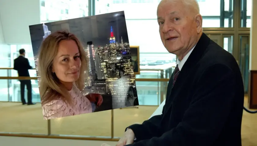 Agnieszka Zduńczyk Machulski na tle nocnego Manhattanu, obok starszy mężczyzna w garniturze.