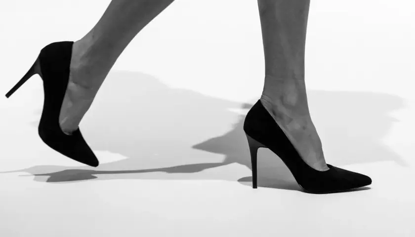 Eleganckie czarne buty na wysokim obcasie, symbol pewności siebie i stylu. Sny o nich mogą oznaczać nowe wyzwania.