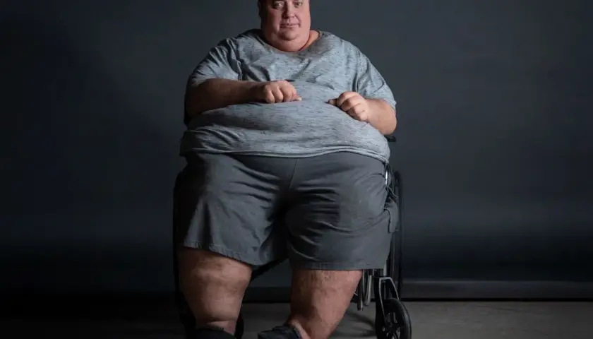 Brendan Fraser i rullstol, en kraftfull bild som berör ämnet brendan fraser sjukdom och dess konsekvenser.