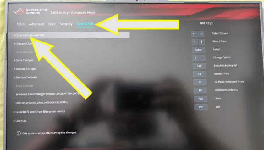 Ekran BIOS z opcją "Save Changes and Exit" podświetloną. Wskazówki dotyczące klawiszy skrótów pomagają w nawigacji.