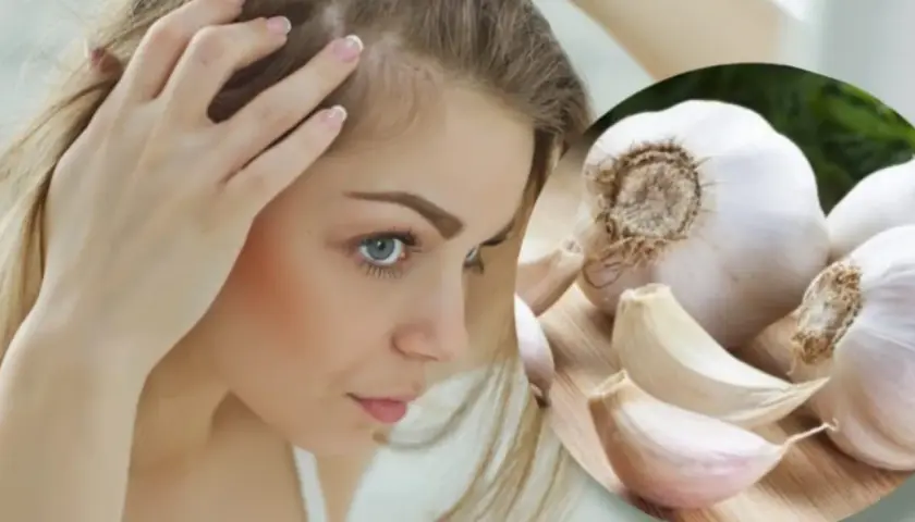 Mujer revisando su cabello, con un primer plano de ajos. Descubre cómo el ajo es bueno para el pelo.