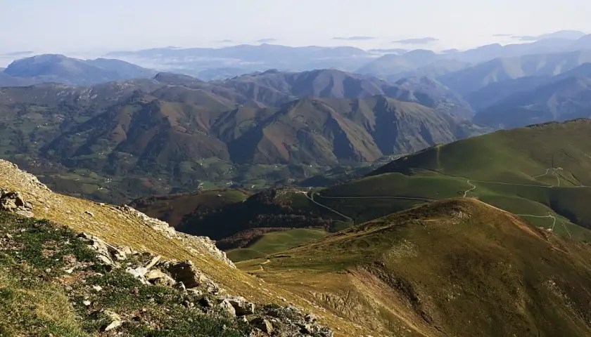 Vistas panorámicas de un monte ori, con valles verdes y caminos serpenteantes.