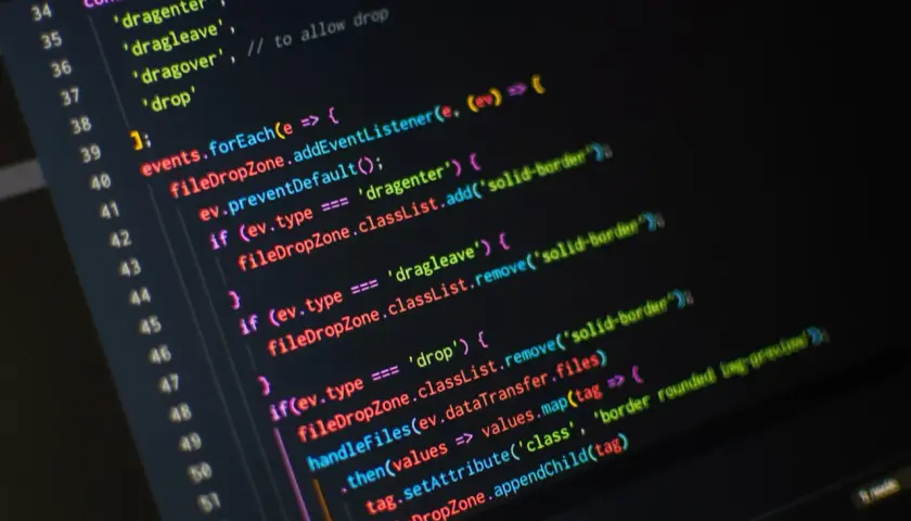 Kod JavaScript do obsługi przeciągania i upuszczania plików. Ten darmowy program do pisania kodu pozwala na tworzenie interaktywnych elementów.