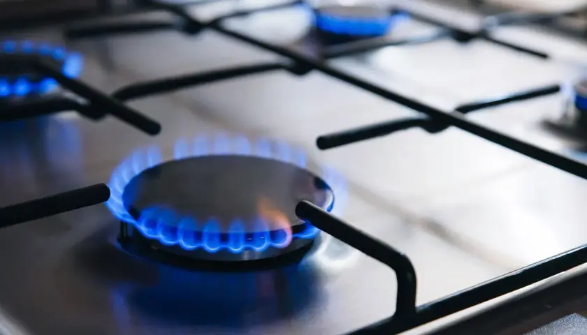 Estufa de gas con llamas azules. Aunque se use butano, se puede poner propano en una estufa de butano si se adapta.