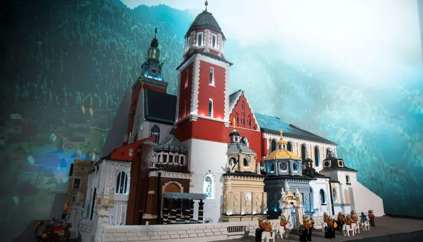 Model Wawelu z klocków, część ekspozycji Historyland Kraków. Rycerze na koniach przemierzają przed zamkiem.