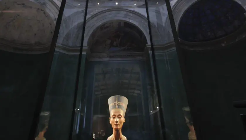Brama do historii w Neues Museum: słynne popiersie Nefretete w szklanej gablocie, odbijające się w ścianach.