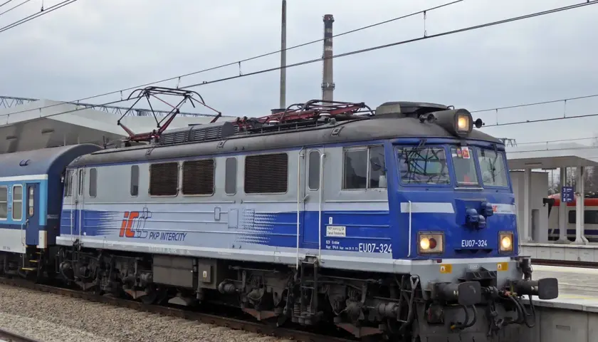 Lokomotywa EU07-324 PKP Intercity gotowa do podróży.