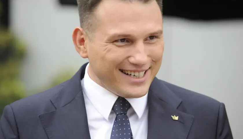 Sławomir Mentzen w garniturze, z uśmiechem na twarzy. Czy Sławomir Mentzen faktycznie traci poparcie wewnątrz partii Nowa Nadzieja?