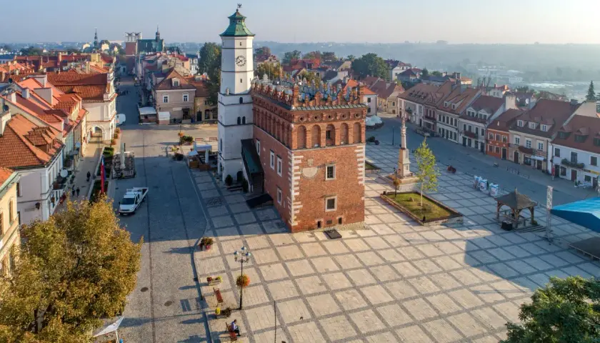 Rynek w Sandomierzu z Ratuszem i kamienicami. Idealne miejsce na spacer i odkrywanie sandomierskich atrakcji dla dzieci.