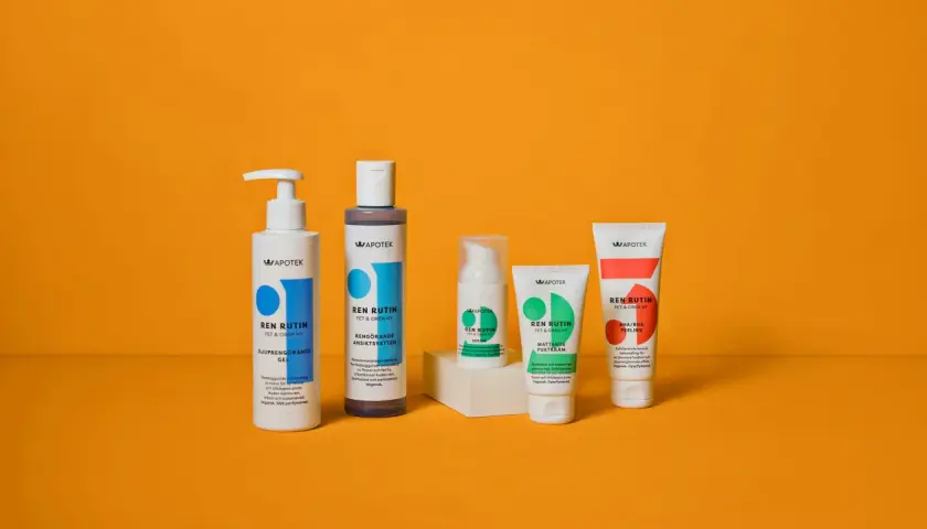 Fem produkter från Apotekets Ren Rutin-serie för fet och oren hud, inklusive gel, ansiktsvatten, serum, fuktkräm och peeling.