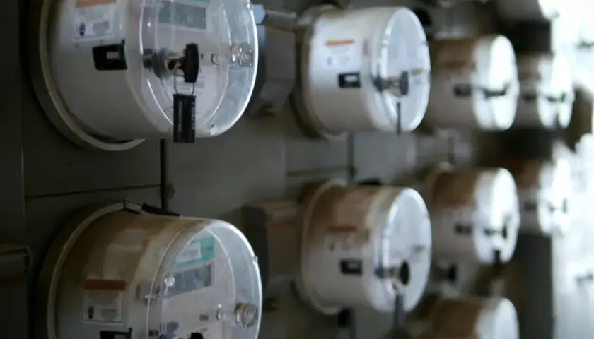 Rząd liczników energii elektrycznej, gotowych do odczytu. Dowiedz się, jak przepisać licznik Enea.