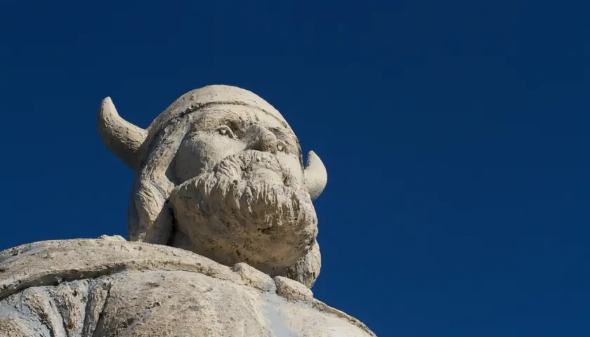 Staty av en viking med hornförsedd hjälm och yvigt skägg, en del av rollistan i Vikings.