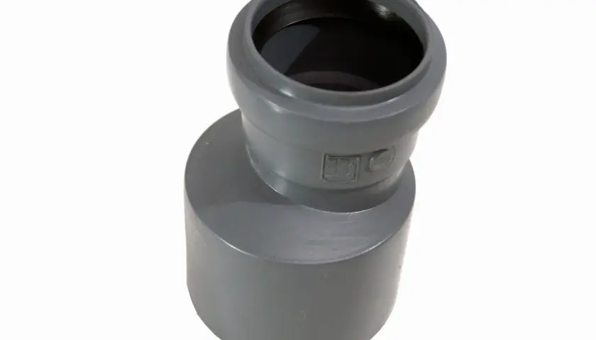 Szara redukcja instalacyjna, średnica 75 na 50 mm, z tworzywa sztucznego.