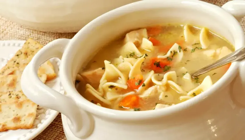 Recette de soupe au poulet réconfortante pour un repas sain et savoureux